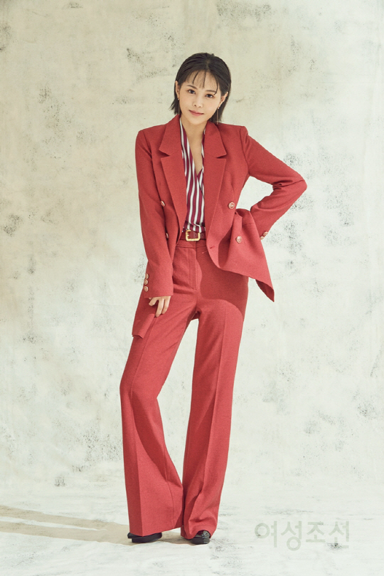 Autumn pictorials of actor Lee Young-ah have been released.On the 24th, agency TCOent released a cover photo of Lee Young-ahs September issue of Chosun Broadcasting Company.Lee Young-ah in the photo is a brown check suit that gives a warm autumn atmosphere, and a strong red suit matches the elegant and alluring modern chic look.He has shown an intense concept picture that is inverted from the pure image that has been shown in the past. He shows the charm of the girl Crush by completely digesting various office look with autumn.KBS2TV He is in the midst of shooting the daily drama Love to the end. He is a back door that he made the filming scene cheerful without losing his laughter while shooting and interviewing with bright and cheerful energy like the character Han Ga Young in the drama.In the scene of a cheerful atmosphere, he also interviewed about his life view, or when he stood in front of the camera, he showed a professional appearance, such as turning into a serious eye, and impressed the surrounding staff.Meanwhile, Lee Young-ahs various pictorial cuts and interviews can be found in the September issue of Chosun Broadcasting Company.