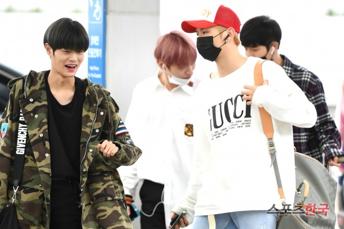 Wanna One Lee Dae-hui Kang Daniel is leaving for Taipei, Taiwan, through the Terminal 1 of Incheon International Airport on the morning of the 24th.