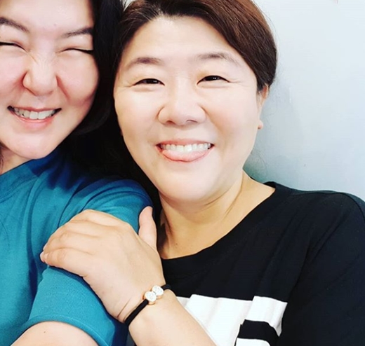 Stylist Han Hye-yeon has released an authentication shot taken with actor Lee Jung Eun.Han Hye-yeon is the best actor who is active as a top-trend girl in Top-trend Lee Jung Eun ~ # A knowing wife # Woojin mother # Mr. Sunshine # Haman house on his 23rd instagram.I will support my wife more than I know. Han Hye-yeon and Lee Jung Eun in the photo are laughing at the camera with their arms folded.Netizens responded, It looks like a sister, It looks like a sister, It is so good for you.