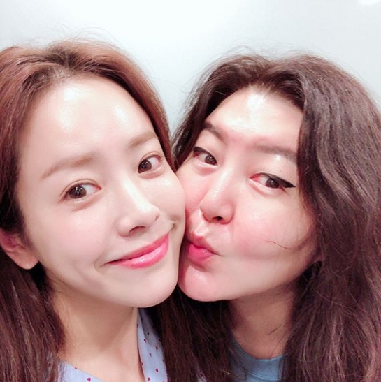 It is also OK Han Ji-min X Han Hye-yeon, <p>Actor Han Ji-min and stylist Han Hye-yeon showed off a thick friendship.</p><p>On August 23, Han Ji-min posted a photograph with a sentence Happy virus Han Hye-yeon that appeared at the shooting site on his own instagram.</p><p>The figure of Han Hye-yeon which puts her lips all the way to Han Ji-mins face has been put in order to kiss in the photo. Han Ji-min is laughing brightly and is face-to-face. The friendly atmosphere of the two people attracts the gaze.</p><p>The fans who touched the photo says, Who are the two ladies who cut off this cute, they are very beautiful, It is a true good company and there is something like faith, Both lovely lovely He showed a reaction such as Beautiful.</p><p>Han Ji-min is appearing as a wife of Uzin of Cha Ju-hyuk (intelligence) at knowing wife</p>