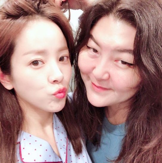 Actor Han Ji-min and stylist Han Hye-yeon flaunted their strong friendship.Han Ji-min posted a picture on his instagram on August 23 with an article entitled Happy Virus Han Hye-yeon on the set.The picture shows Han Hye-yeon, who has his lips all the way out on Han Ji-mins face as if kissing. Han Ji-min smiles brightly and faces each other.The cheerful atmosphere of the two captures Sight.The fans who saw the photos said, Who are these two cute women? They are so beautiful, It looks good to be a good relationship and there is something trusting, Both of you are Lovely Lovely.Beautiful, she said.delay stock