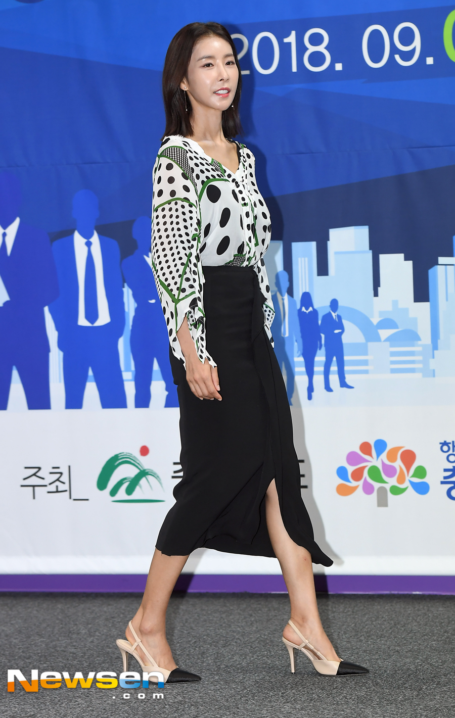 The ceremony for the 2018 Chungchung region Small and Medium Venture Business Expo was held at the COEX Convention & Exhibition Center in Gangnam-gu, Seoul on August 24th.Han Eun-jung is entering the day.Han Eun-jung, who is currently working as a creepy villain in the drama If You Think Youre Talking to Her, is showing a sense of entertainment through a number of entertainment programs such as Food Living, Jungles Law, Running Man, Life Bar, Real Man and Woman 2 .Jung Yoo-jin