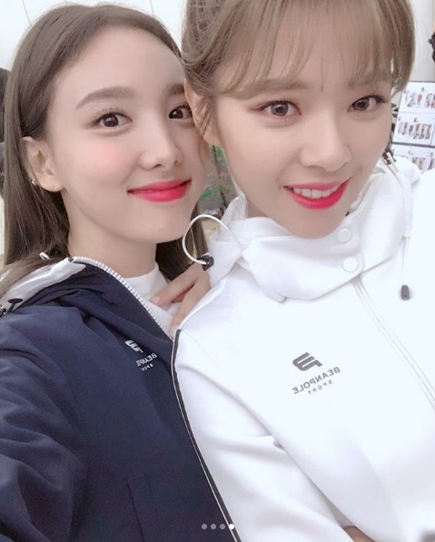 Photos of the Sportswear AD shooting scene of the group TWICE Nayeon and Jingyeon have been released.TWICEs official Instagram page featured several photos on August 24.Inside the picture was a picture of Nayeon and Jingyeon taking selfie in a tracksuit.A glimpse of the amicable set atmosphere from the bright smiles of Nayeon and Jingyeon.Nayeon and Jingyeons blemishes-free skin and large and distinct features catch the eye.The fans who responded to the photos responded It is so beautiful, It is a tracksuit, is it so good?, The beauty is getting waterier.delay stock