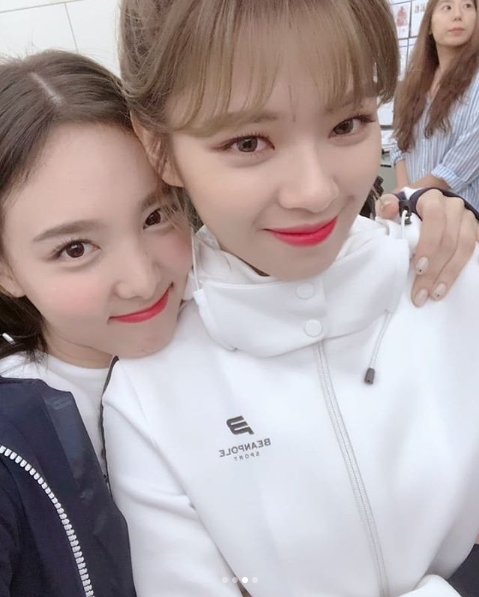 Photos of the Sportswear AD shooting scene of the group TWICE Nayeon and Jingyeon have been released.TWICEs official Instagram page featured several photos on August 24.Inside the picture was a picture of Nayeon and Jingyeon taking selfie in a tracksuit.A glimpse of the amicable set atmosphere from the bright smiles of Nayeon and Jingyeon.Nayeon and Jingyeons blemishes-free skin and large and distinct features catch the eye.The fans who responded to the photos responded It is so beautiful, It is a tracksuit, is it so good?, The beauty is getting waterier.delay stock