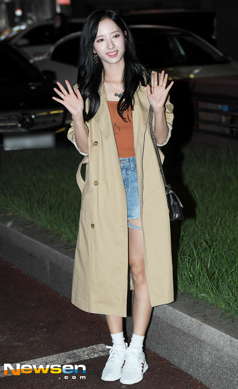 Bona Trench coat + hot pants look cool <p>KBS 2 TV Mizuki drama Your home helper Zong Bang Yong was Jenhen at a restaurant everyday afternoon on August 24 in Yeongdeungpo Ward, Seoul.</p><p>Bona (Cosmic Girls) participated this day.</p><p>Meanwhile, the final episode of Your Home Helper, where H · Sokjin, Bona (Cosmic Girls), Lee Ji-hoon, Gowon Hui, John Suzin, West UNA and so on will appear will be broadcast at 10 pm on the coming 29th.</p>