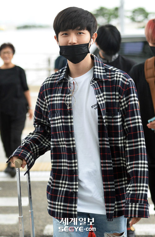 Group Wanna One Kim Jae-hwan is leaving Incheon International Airport KIX Passenger Terminal l on the morning of the 24th to attend the Taiwan World Tour concert.