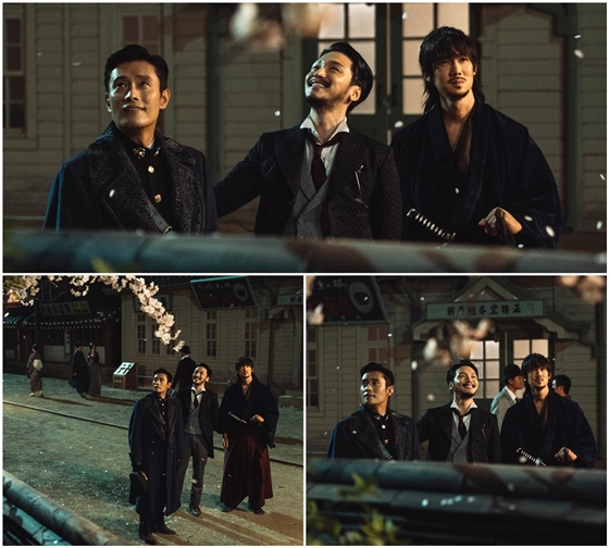 Lee Byung-hun, Yoo Yeon-Seok and Byun Yo-han were spotted shoulder to shoulder.The three men add to the desire to use the room to see what they will do in Mr. Sheine.On the morning of the 24th, TVNs Saturday drama Mr. Sean (played by Kim Eun-sook, directed by Lee Eung-bok, produced by Hwa-Andam Pictures and Studio Dragon) released a photo showing Eugene Choi, Young-Seok, and Kim Hee-sung walking along the street together.In the play, Eugene, Dong-mae and Hee-sung are talking and heading somewhere. The three people who are walking are stopped at the same time, looking at one place, and smiling quietly.As three men with each coalition toward Go Ae-shin (Kim Tae-ri) are seen walking together, attention is focused on the fate of the three people in the curved vortex.The three men were in a deep mood in the last broadcast, gathering strength and gathering strength to escape from the crisis.Meanwhile, Eugene, Dong-mae and Hee-sung are raising questions about what story they are entangled in on the 25th (15th episode).Lee Byung-hun, Yoo Yeon-seok, and Byun Yo-han gathered together from the preparation process of reading the script and matching the dialogue ahead of this scene shooting and raised the heat of the scene by gathering together.Despite the fact that there was no other prize, the three people who became friendly as a friendly junior during the filming period made them admire the viewers by showing their natural breathing in front of the camera.In addition, the three people laughed throughout the waiting, and chatted in a friendly manner, creating a warm atmosphere.The extraordinary teamwork of three people who showed special companionship and cared for each other created a scene of high perfection in a short time.Eugene, Dongmae and Heesung are unique relationships that are specially connected to a woman in the play, the production company said. I hope you will expect this weeks broadcast, he said.Meanwhile, Mr. Sean Shine is broadcast every Saturday and Sunday at 9 pm.