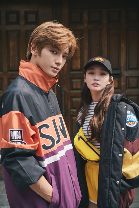 HansemKei Street casual brand NBA announced on the 24th that it will release 2018 F/W pictorial featuring UNIQ autumn street fashion with Cheongha and NCT 127.In the picture, Cheongha and NCT 127 have a Sport Club do Recipety style, sometimes free poses like open boys and girls, sometimes chic and intense charisma, and perfect the UNIQ street casual look of the NBA.Retro styling reminiscent of Cool Kids look and the background of vintage streets naturally match and express the unique chic yet hip atmosphere sensibly.In the picture, the two models attracted attention by wearing ball caps, anoraks, and man to man T-shirts that made use of the NBA teams unique colors and logos such as Chicago Bulls, Golden State Warriors, and Cleveland Cavaliers.In particular, Cheongha, who made a comeback with her title song Love U, which was full of refreshing feeling last month, showed off her trendy fashion sense by matching a set of Rouge Fit Robin Hood T-shirts, a mini crossback, and a ball cap using silicon decoration and velvet materials.The NCT 127 styled the racing style Robin Hood jumper, black and white Man T-shirts, and pants, which are the points of block coloring that utilize the original team color, and captured free and understated charisma.This picture was a perfect scene with the hip-hop swag sensibility of the NBA combined with the free and sport club do Recipety street atmosphere of Cheongha and NCT 127, and we could produce a high-quality scene with the NBAs unique hip-hop swag sensibility, an NBA official said. In the fall and winter seasons, the NBAs UNIQ style and the intense and hip-hop images of the two models are expected to be synergistic and popular among consumers. Im sorry, he said.On the other hand, NCT 127 is a new concept group NCTs Seoul team consisting of 9 people including Tae Yong, Mark, Representation, Doyoung, Johnny, Utah, Hae Chan, Win Win, and Taeil. It is gaining popularity with intense music, performance and unique fashion style.It is the back door that it is synergistic with the NBA street casual brand image with the charm of girl crush which not only sings song which released the third mini album but also rap and hip-hop genre.Photo: HansemKei NBA