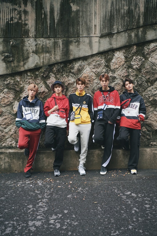 HansemKei Street casual brand NBA announced on the 24th that it will release 2018 F/W pictorial featuring UNIQ autumn street fashion with Cheongha and NCT 127.In the picture, Cheongha and NCT 127 have a Sport Club do Recipety style, sometimes free poses like open boys and girls, sometimes chic and intense charisma, and perfect the UNIQ street casual look of the NBA.Retro styling reminiscent of Cool Kids look and the background of vintage streets naturally match and express the unique chic yet hip atmosphere sensibly.In the picture, the two models attracted attention by wearing ball caps, anoraks, and man to man T-shirts that made use of the NBA teams unique colors and logos such as Chicago Bulls, Golden State Warriors, and Cleveland Cavaliers.In particular, Cheongha, who made a comeback with her title song Love U, which was full of refreshing feeling last month, showed off her trendy fashion sense by matching a set of Rouge Fit Robin Hood T-shirts, a mini crossback, and a ball cap using silicon decoration and velvet materials.The NCT 127 styled the racing style Robin Hood jumper, black and white Man T-shirts, and pants, which are the points of block coloring that utilize the original team color, and captured free and understated charisma.This picture was a perfect scene with the hip-hop swag sensibility of the NBA combined with the free and sport club do Recipety street atmosphere of Cheongha and NCT 127, and we could produce a high-quality scene with the NBAs unique hip-hop swag sensibility, an NBA official said. In the fall and winter seasons, the NBAs UNIQ style and the intense and hip-hop images of the two models are expected to be synergistic and popular among consumers. Im sorry, he said.On the other hand, NCT 127 is a new concept group NCTs Seoul team consisting of 9 people including Tae Yong, Mark, Representation, Doyoung, Johnny, Utah, Hae Chan, Win Win, and Taeil. It is gaining popularity with intense music, performance and unique fashion style.It is the back door that it is synergistic with the NBA street casual brand image with the charm of girl crush which not only sings song which released the third mini album but also rap and hip-hop genre.Photo: HansemKei NBA
