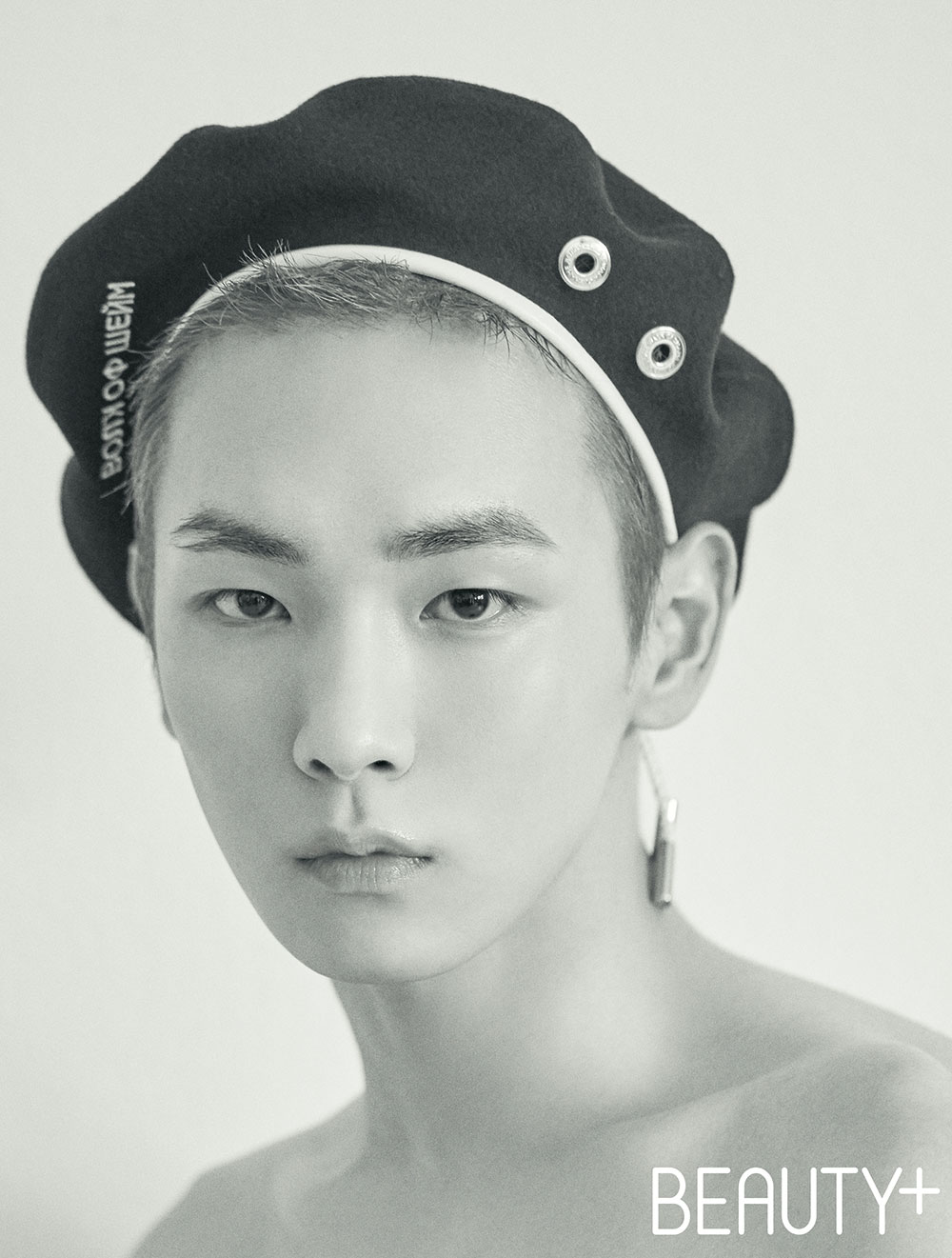 Beauty Magazine BeautyClean has released a picture of SHINee Key, a unique charm. This picture featured the cover of the September issue of BeautyClean.SHINee key, who recently filmed the movie Run and Run with actor Gong Hyo Jin and Jo Jung-suk.SHINee Key, which transformed into a short hairstyle for the movie character, completed a brilliant visual picture with a professional pose as a pictorial craftsman.SHINee Key is currently performing as an MC on TVn entertainment Amazing Saturday and is showing off a sense of entertainment.He will also be the host of the only homecoming talk show Cheongdam Keichin in September, and will attract viewers with the charm of Yose-nam (a sexy man who cooks well).SHINee Keys pictorials, which digest any concept with their own unique charm, can be found in the September issue of Beauty Magazine BeautyPeace and SNS.Photo: Beauty
