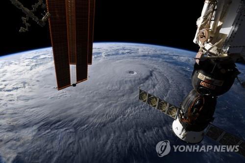 국제우주정거장(ISS)에서 본 허리케인 레인 [로이터=연합뉴스]