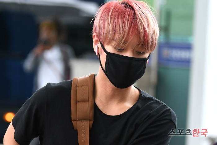 Wanna One Park Jihoon is leaving for Taipei, Taiwan, through the Terminal 1 of Incheon International Airport on the morning of the 24th.