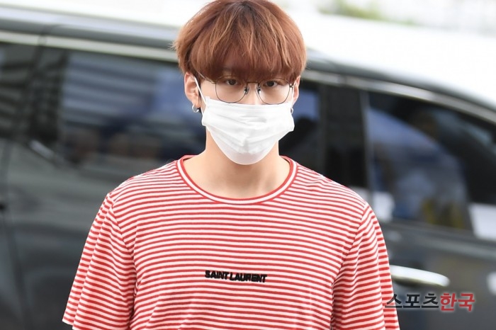 Wanna One Ha Sung-woon is leaving for Taipei, Taiwan, through the Terminal 1 of Incheon International Airport on the morning of the 24th.