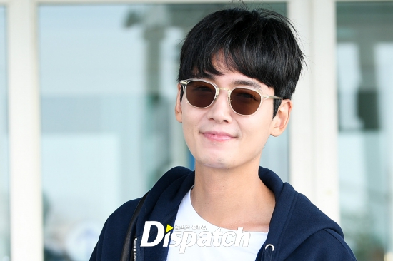 Jung Kyung-ho showed off his soft charisma. He showed a gentle smile toward the Camera of the reporters.Dissolve in a Smile.Go to Bali.I, the soft man.