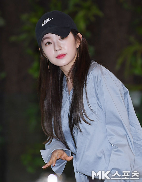 Girl group Red Velvet (Wendy, Irene, Sledge, Joy and Yerry) left for Tokyo, Japan, via Gimpo International Airport on the afternoon of the 25th of the concert schedule.Irene, who moves to the departure hall with a bright expression.