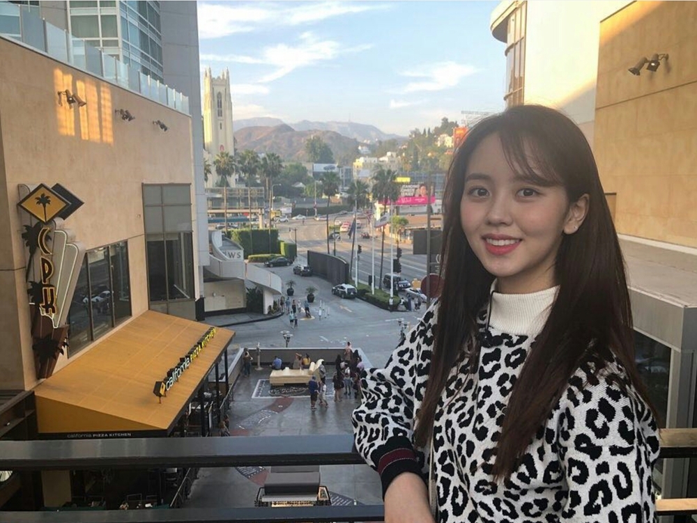 Kim So-hyun shows off his complete visualActor Kim So-hyun posted a picture of his latest episode on his Instagram on August 25Kim So-hyun in the picture is smiling brightly against the backdrop of exotic scenery, with Kim So-hyuns small face and colorful features catching his eye.Kim yae-eun