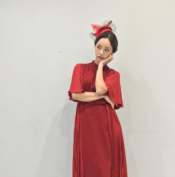 Hyeri showcased red One Piece fashionGirls Day Hyeri posted an article and a photo on August 25th in his instagram entitled REDHyeri.Hyeri in the photo shows off her alluring beauty in a red dress, which adds to her antiques with a cap that the English nobles might use.minjee Lee