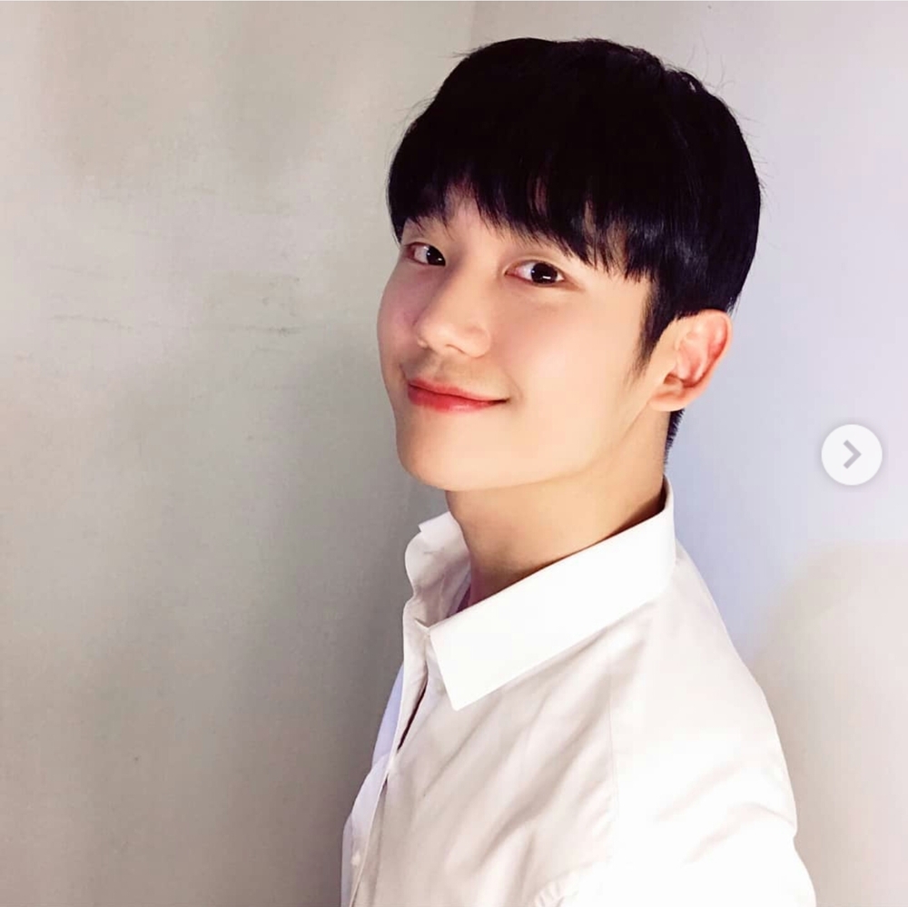 Jung Hae Ins latest selfie has been unveiledActor Jung Hae In posted several photos on his instagram on August 25 to announce his current situation.In the open photo, Jung Hae In boasts a warm visual in a white shirt, and the appearance of Jung Hae In, who looks younger, is stealing his attention.kim ye-eun