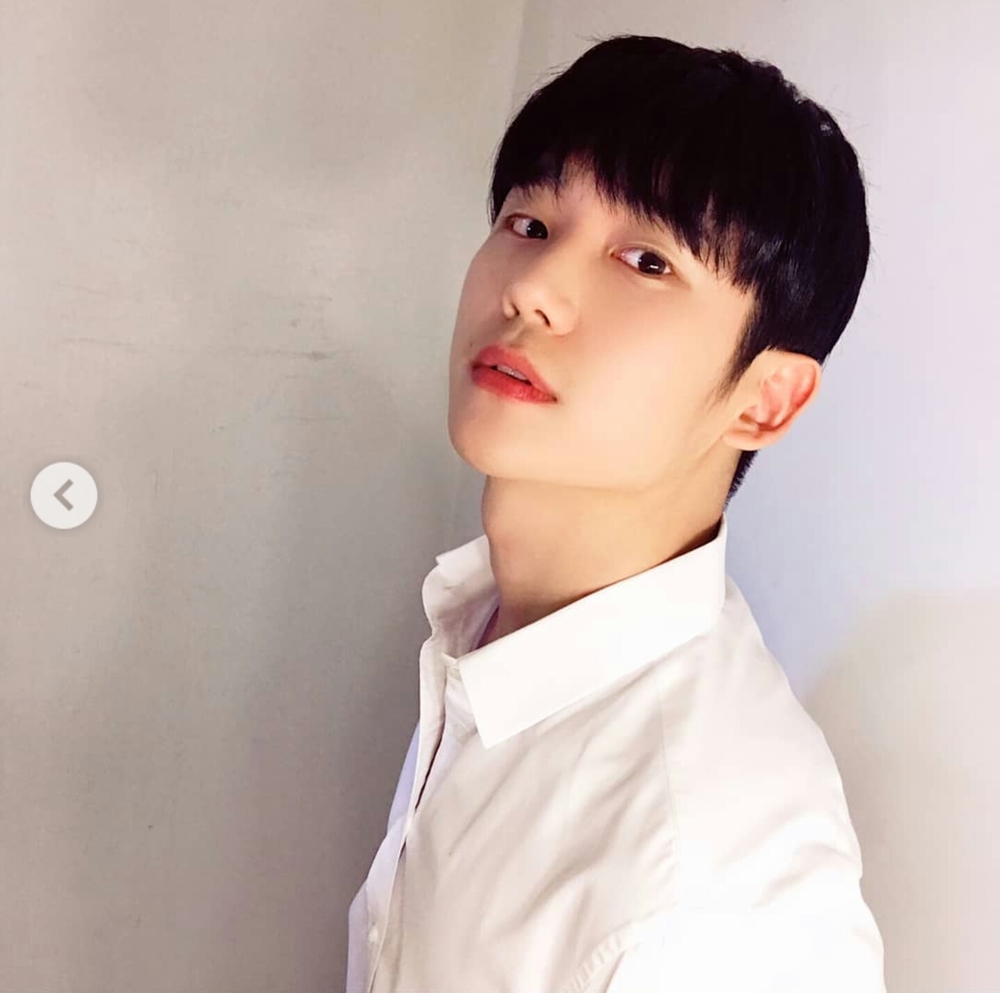 Jung Hae Ins latest selfie has been unveiledActor Jung Hae In posted several photos on his instagram on August 25 to announce his current situation.In the open photo, Jung Hae In boasts a warm visual in a white shirt, and the appearance of Jung Hae In, who looks younger, is stealing his attention.kim ye-eun