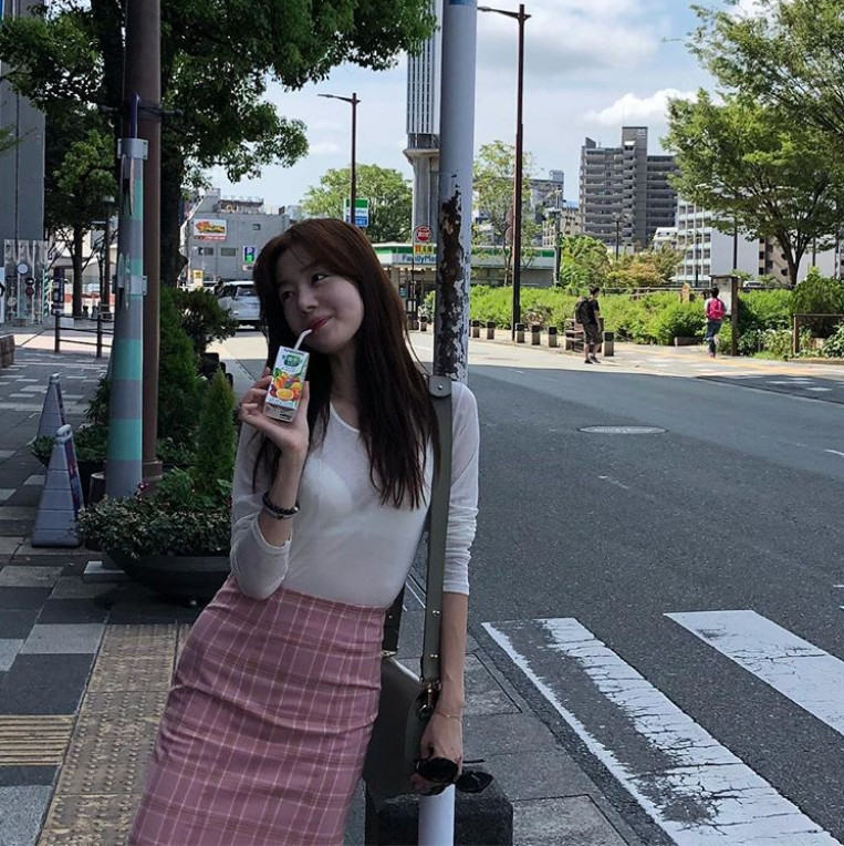 Han Sun-hwa reveals recent travels for JapanHan Sun-hwa uploaded a picture of himself on Japan to his Instagram account on August 25.Inside the picture is a picture of Han Sun-hwa, who is making a fresh look with a Drinking water hand.sulphur-su-yeon