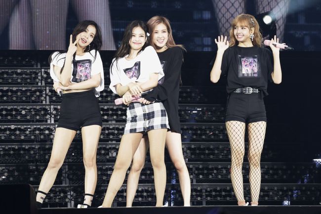 Japan major media have released a favorable evaluation on BLACKPINKs Arena tour.BLACKPINK held BLACKPINK ARENA TOUR 2018 at the Japan Ziva Makuhari Messe event hall on the afternoon of the 24th (local time).The performance was also the first day of the Japanese version of Todudududu.Fans who filled the venue were more enthusiastic and cheered by BLACKPINKs performance than ever.Japans leading media also showed a hot coverage, and today (25th) major media made headlines as a rave review for BLACKPINK.SportsNet said, BLACKPINK, 9,000 fans are holed in the heart, he said. It is the first Japan tour of Miniforce K pop over Twice.Nikkan Sports reported that The popular explosion of 300 million YouTube playbacks was attracted to the headline of Korea girl group BLACKPINK, Japans first tour, and Daily Sports and Tokyo Junichi Sports reported that BLACKPINK Japans first tour is 9,000 fascinated.Six major sports magazines, including Sankei Sports and Sports Hochi, covered the news of BLACKPINK.In addition, Japan Fuji Terevis comprehensive information program Mezamasi Saturday, Nihon Terevi Zoomin!!Saturday, and reported on the lively liveliness of the BLACKPINK performance scene, demonstrating the hot interest of Japan fans.BLACKPINK proved a powerful Power with a sold-out procession immediately from July 24 to 25, starting with Osaka University Hall and opening tickets to Fukuoka International Center on August 16-17.The Makuhari Messe performance was also sold out despite the additional performance.BLACKPINK will decorate the finale at Kyocera Dom Osaka University on December 24, the last day of the tour.At the end of the performance, Jenny Kim said, Everyone, we will have our first Dome performance at Osaka University Kyocera Dome on Christmas Eve on December 24th. I will meet you at Osaka University.In addition, BLACKPINK announced that it was selected as a celebrating partner for the 45th anniversary of the release of KitKAT Japan, and it stimulated fans curiosity by foreshadowing a special event on September 18th.BLACKPINK recorded the shortest time ever in the K-pop men and women group, with the music video of Toodoudu topping 300 million views in 68 days.He succeeded in shortening the record by nearly 100 days compared to the previous record, and showed overwhelming power.YG Entertainment.