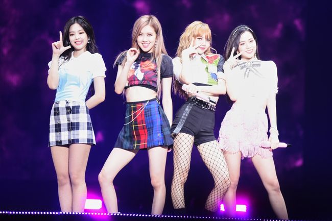 Japan major media have released a favorable evaluation on BLACKPINKs Arena tour.BLACKPINK held BLACKPINK ARENA TOUR 2018 at the Japan Ziva Makuhari Messe event hall on the afternoon of the 24th (local time).The performance was also the first day of the Japanese version of Todudududu.Fans who filled the venue were more enthusiastic and cheered by BLACKPINKs performance than ever.Japans leading media also showed a hot coverage, and today (25th) major media made headlines as a rave review for BLACKPINK.SportsNet said, BLACKPINK, 9,000 fans are holed in the heart, he said. It is the first Japan tour of Miniforce K pop over Twice.Nikkan Sports reported that The popular explosion of 300 million YouTube playbacks was attracted to the headline of Korea girl group BLACKPINK, Japans first tour, and Daily Sports and Tokyo Junichi Sports reported that BLACKPINK Japans first tour is 9,000 fascinated.Six major sports magazines, including Sankei Sports and Sports Hochi, covered the news of BLACKPINK.In addition, Japan Fuji Terevis comprehensive information program Mezamasi Saturday, Nihon Terevi Zoomin!!Saturday, and reported on the lively liveliness of the BLACKPINK performance scene, demonstrating the hot interest of Japan fans.BLACKPINK proved a powerful Power with a sold-out procession immediately from July 24 to 25, starting with Osaka University Hall and opening tickets to Fukuoka International Center on August 16-17.The Makuhari Messe performance was also sold out despite the additional performance.BLACKPINK will decorate the finale at Kyocera Dom Osaka University on December 24, the last day of the tour.At the end of the performance, Jenny Kim said, Everyone, we will have our first Dome performance at Osaka University Kyocera Dome on Christmas Eve on December 24th. I will meet you at Osaka University.In addition, BLACKPINK announced that it was selected as a celebrating partner for the 45th anniversary of the release of KitKAT Japan, and it stimulated fans curiosity by foreshadowing a special event on September 18th.BLACKPINK recorded the shortest time ever in the K-pop men and women group, with the music video of Toodoudu topping 300 million views in 68 days.He succeeded in shortening the record by nearly 100 days compared to the previous record, and showed overwhelming power.YG Entertainment.