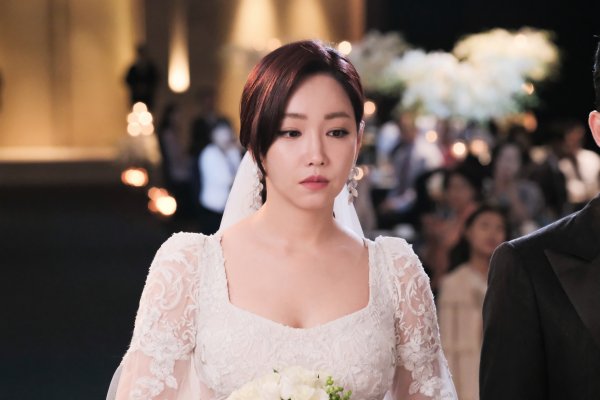 MBCs new Weekend drama Hide and Seek Weighing machine wore a Wedding Dress.MBCs new Weekend Special YG Entertainment Hide and Seek (playplayed by Seol Kyung-eun, director Shin Yong-hwi) will be broadcast at 8:45 p.m. tonight (25th), with Shin Yong-hwi PD, who directed Tunnel and Cross as a drama about the fate given to the heiress of South Koreas leading cosmetics company and another woman who had to live her life instead, and the desire and secrets surrounding it Seol Kyung-eun, who wrote Two Womens Rooms and I Love You, is an ambitious work in which the artist coincides.In addition, Lee Yoo-ris casting, which showed a strong performance in the toxic Weekend drama with the power of a back-to-back victory, and the golden lineup of Song Chang-in, Eom Hyun-kyung and Kim Young-min are completed, and expectations for their deep acting are amplified.Lee Yoo-ris appearance in the public photo is enough to stimulate curiosity about her new acting transformation to be held at Hide and Seek, which is about to be broadcasted first.Above all, Lee Yoo-ris beautiful figure, who is wearing a Wedding Dress and fully showing her beauty of pure white goddess, is captivating the eyes of prospective viewers at once.Lee Yoo-ri, wearing a snowy white Wedding dress and exuding a graceful yet elegant charm, boasts a perfect sync rate with Park Chae-rin Character, a Wannabe of all South Korean women she plays in Hide and Seek.Park Chae-rin, played by Lee Yoo-ri, is a talented man who is the managing director of South Koreas representative cosmetics brand Make Pacific and sells every YG Entertainment product. He seems to have walked the flower path like a chaebol heiress, but behind him he has a face like Zandark fighting against his destiny.Lee Yoo-ri, who should be enjoying the best moment of his life wearing a still Wedding Dress, is making a hard look unlike expected, raising questions about what happened to her.Lee Yoo-ri, who entered the wedding ceremony here, is raising expectations for the storm development from the first episode of Hide and Seek, attracting prospective viewers to the CRT.Hide and Seek, which is at its peak with the release of the beautiful goddess Lee Yoo-ri in Wedding Dress, will be broadcast four times in a row from 8:45 this night.(Photo courtesy: Neo Entertainment