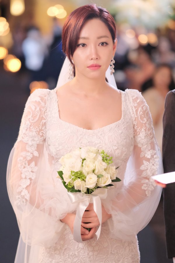 MBCs new Weekend drama Hide and Seek Weighing machine wore a Wedding Dress.MBCs new Weekend Special YG Entertainment Hide and Seek (playplayed by Seol Kyung-eun, director Shin Yong-hwi) will be broadcast at 8:45 p.m. tonight (25th), with Shin Yong-hwi PD, who directed Tunnel and Cross as a drama about the fate given to the heiress of South Koreas leading cosmetics company and another woman who had to live her life instead, and the desire and secrets surrounding it Seol Kyung-eun, who wrote Two Womens Rooms and I Love You, is an ambitious work in which the artist coincides.In addition, Lee Yoo-ris casting, which showed a strong performance in the toxic Weekend drama with the power of a back-to-back victory, and the golden lineup of Song Chang-in, Eom Hyun-kyung and Kim Young-min are completed, and expectations for their deep acting are amplified.Lee Yoo-ris appearance in the public photo is enough to stimulate curiosity about her new acting transformation to be held at Hide and Seek, which is about to be broadcasted first.Above all, Lee Yoo-ris beautiful figure, who is wearing a Wedding Dress and fully showing her beauty of pure white goddess, is captivating the eyes of prospective viewers at once.Lee Yoo-ri, wearing a snowy white Wedding dress and exuding a graceful yet elegant charm, boasts a perfect sync rate with Park Chae-rin Character, a Wannabe of all South Korean women she plays in Hide and Seek.Park Chae-rin, played by Lee Yoo-ri, is a talented man who is the managing director of South Koreas representative cosmetics brand Make Pacific and sells every YG Entertainment product. He seems to have walked the flower path like a chaebol heiress, but behind him he has a face like Zandark fighting against his destiny.Lee Yoo-ri, who should be enjoying the best moment of his life wearing a still Wedding Dress, is making a hard look unlike expected, raising questions about what happened to her.Lee Yoo-ri, who entered the wedding ceremony here, is raising expectations for the storm development from the first episode of Hide and Seek, attracting prospective viewers to the CRT.Hide and Seek, which is at its peak with the release of the beautiful goddess Lee Yoo-ri in Wedding Dress, will be broadcast four times in a row from 8:45 this night.(Photo courtesy: Neo Entertainment