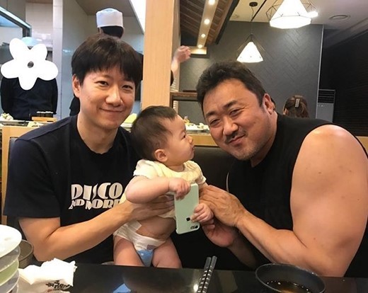 Daeun Jin Announcer posted a picture on his Instagram on the 25th with an article entitled Ah, Uncle, I do not see too close to you.The photo shows Cho U-jong and his daughter, Ma Dong-Seok; Ayun Yang, daughter of Cho U-jong, looked at Ma Dong-Seok with a keen eye.Especially Ma Dong-Seoks forearm thickness surprised the viewers.Meanwhile, Cho U-jong and Daeun Jeong married in March last year and got married in September of the same year.