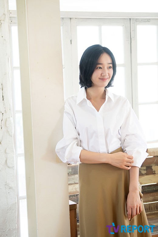 Actor Soo Ae poses in an interview withSoo Ae played the role of Oh Soo-yeon, deputy director of the museum, regardless of means and methods for his ambition to enter the High Society in the movie High Society ahead of release.Soo Ae High Society to make screen comebackSoo Ae clean beautySoo Ae smile full of sweetnessSoo Ae beauty addedSoo Ae sparkling eyesSoo Ae mysterious atmosphereSoo Ae warm smileSoo Ae overwhelmed atmosphereSoo Ae still lovelySoo Ae smile wideSoo Ae splashing beautySoo Ae come back as a dreamerSoo Ae unique atmosphere