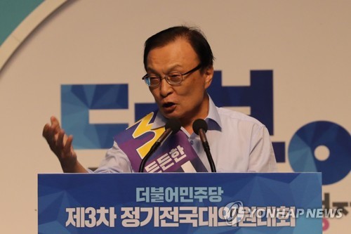 정견발표하는 이해찬 후보 (서울=연합뉴스) 하사헌 기자 = 더불어민주당 이해찬 당대표 후보가 25일 오후 서울 올림픽 체조경기장에서 열린 전국대의원대회에서 정견발표를 하고 있다. 2018.8.25      toadboy@yna.co.kr  (끝)