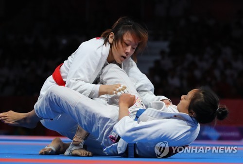 성기라, 주짓수에 탄생한 AG 금메달리스트! (자카르타=연합뉴스) 김주성 기자 = 25일 오후(현지시간) 인도네시아 자카르타 컨벤션센터 어셈블리홀에서 열린 2018 자카르타·팔렘방 아시안게임 주짓수 여자 62kg급 결승전에서 성기라가 싱가포르의 리엔 티안과 승부를 펼치고 있다. 2018.8.25      utzza@yna.co.kr  (끝)