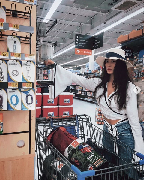 Singer Huang Bo has released a photo of the Hawaii holiday on her Instagram account.In the photo, Huang Bo posted a picture of Hawaii beach wearing a body-covered swimsuit.Huang Bo also showed off his Model Force in a casual look with jeans and a blouse while shopping at the mart.Huang Bo showed off her sexy charm by hanging her black long hair and the fashion sense of Huang Bo, which stylishly digests the floral southern part, attracts Eye-catching.Especially, this year, 39 years old, the perfect body and fashion sense that can not be believed to be a surprise to the viewers.Huang Bo then focused his attention on various pictures of everyday photos like pictures.online