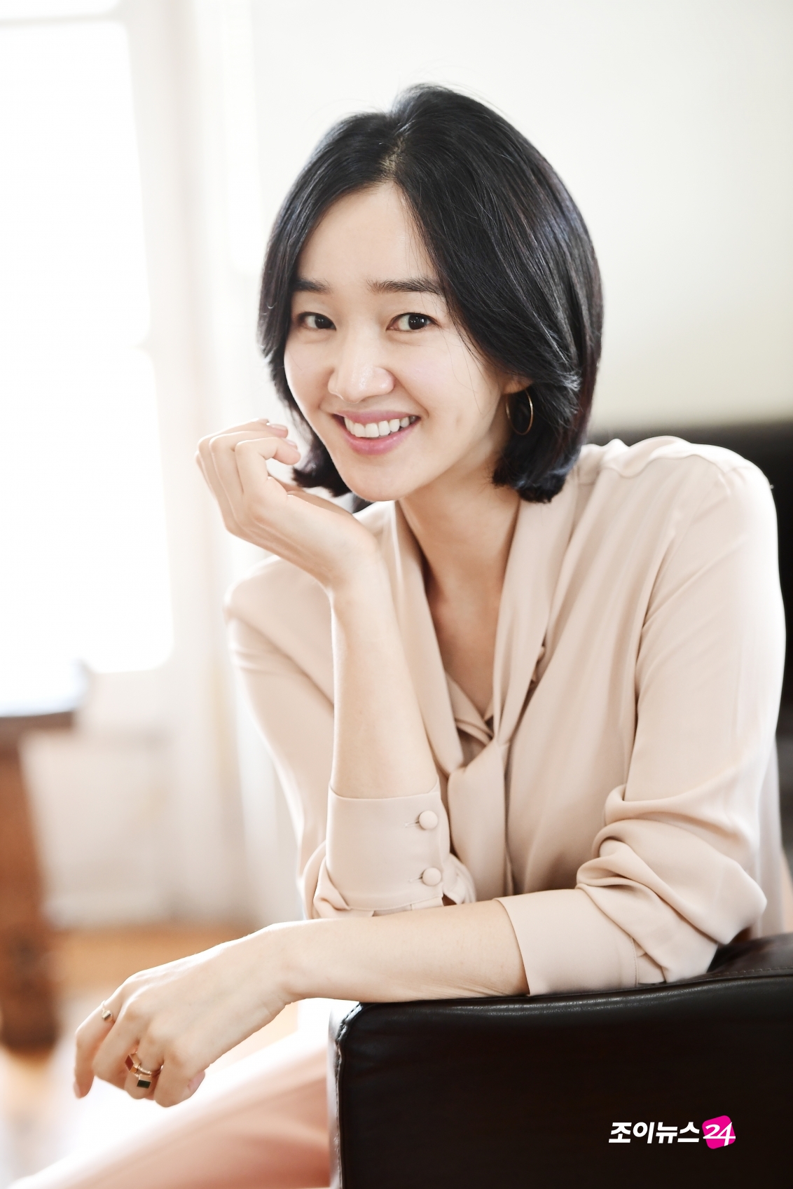 Actor Soo Ae of the movie High Society poses in an interview with him.Soo Ae played the role of Oh Soo-yeon, deputy director of the museum, who does not choose means and methods for his ambition to enter the High Society in High Society (director transformation).The release will be on the 29th.