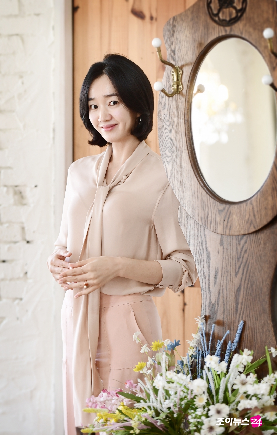 Actor Soo Ae of the movie High Society poses in an interview with him.Soo Ae played the role of Oh Soo-yeon, deputy director of the museum, who does not choose means and methods for his ambition to enter the High Society in High Society (director transformation).The release will be on the 29th.