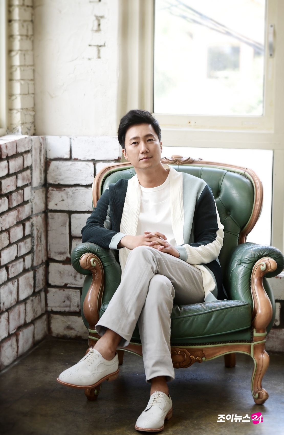 Park Hae-il, actor of the movie High Society, poses in an interview with him.High Society (director revolution) is a story about a couple marred by their own desires throwing everything out to enter a beautiful and ugly High Society.Park Hae-il played the role of Jang Tae-jun, who stepped into politics in the promising economics processor in the play.