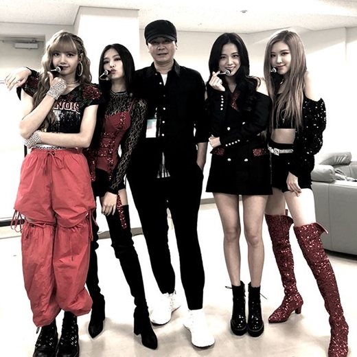 YG Entertainment CEO Yang Hyun-suk released a certification shot with her girl group Black Pink (JiSoo Jenny Rose Lisa).Yang Hyun-suk posted several hashtags on Instagram on Saturday, saying, #BLACKPINK #Black Pink #JAPAN_ARENA_TOUR_2018 #Makuhari_Messe #YG and released the photo.This is a photo taken in the waiting room of the concert: Yang Hyun-suk, who unifies fashion in black from hat to shirt pants, poses with one leg stretched out long.Black Pink members made a cheerful appearance with Yang Hyun-suk with a pose that raised their thumbs, a facial expression with lips, and a strong pose such as Son Heart.Earlier, Black Pink held BLACKPINK ARENA TOUR 2018 at the Messe event hall in Chiba Makuhari, Japan on the 24th.On December 24th, Kyocera Dome will decorate the tour finale in Osaka.