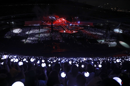 I think I was at the Ax Hall yesterday, but Im at the concert hall I dreamt of. Thank you all.On the afternoon of the 26th, Seoul Jamsil Sports Complex confirmed the status of Top Idol BTS at the last day of the BTS WORLD TOUR LOVE YOURSELF Seoul concert held at the Olympic Stadium.The wave of Amibong, which was filled with seats at the main stadium, was simply spectacular.BTS opened the concert for the first time with the repackaged album title song IDOL stage.After finishing the stage, the members looked at the packed audience and laughed as if they were thrilled and gave their first greeting.Jimin said, This is the first time I have been on such a big stage, so I have been worried and prepared a lot. RM said, This performance is a festival to enjoy with you.BTS, which continued its atmosphere with Save ME, Im Fine and Magic Shop, showed off its ability as a vocalist and performer through solo stage.Jay Hop was thrilled to the fans by stirring the stage that stretched out all over the place, and Jungguk, Jimin, Vu and Jean knocked on the hearts of fans with one voice.Sugar and RM decorated the colourful stage with colorful lapping.BTS showed Hungtan Boys, Bulletproof of Progress, Burning, Burning, Bird, and Ka in succession.After the ending song MIC Drop, BTS enthusiastically called out the encore songs So What and Anpanman, and the fans were saddened.Finally, the fans said, Lets go forward while enjoying the Long Long Time. The members finished the festival, which was full of passion with each other.After successfully completing the Seoul concert, BTS will enter the world tour to the United States, Canada, the United Kingdom, the Netherlands, Germany, France and Japan.