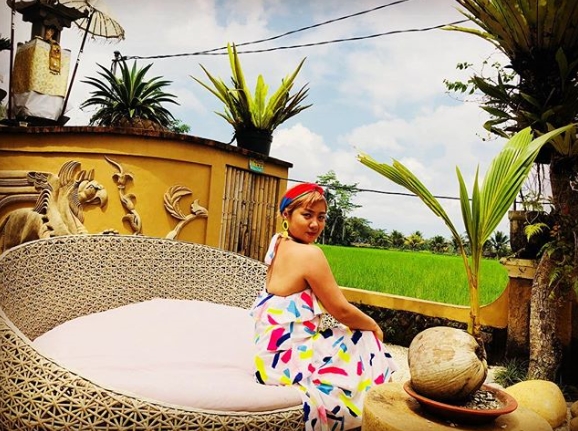 Park Na-rae has released a photo taken on the TVN Salty Tour filming site.Park Na-rae posted a photo on his Instagram on August 26 with an article entitled #Bali #Ubud #Salty Tour #Island of the Gods # Heaven #Danjik # Righteous #Red.The photo shows Park Na-rae in a one-piece with a back in Bali; Park Na-raes glamorous eyes catch the eye.kim myeong-mi