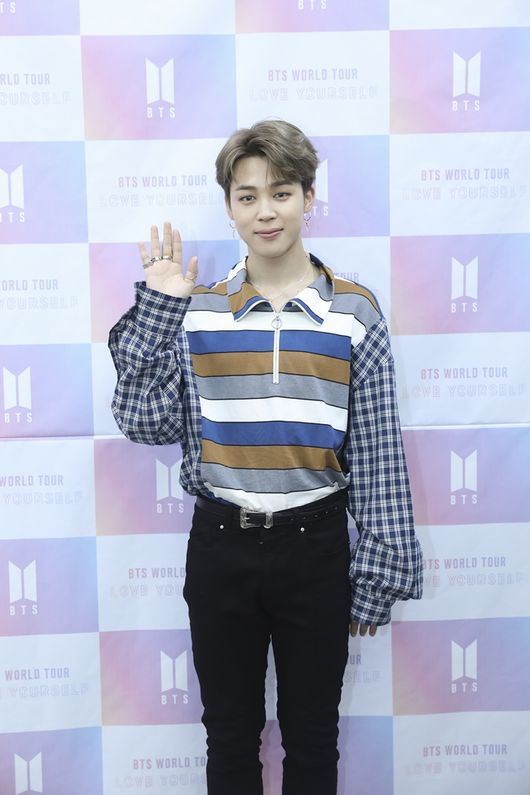 <p>An album that you enjoy as a fan and festival, it would be good to be a performance.</p><p>Group Dark & ​​amp; Wild is back. I met world fans at the end of the LOVE YOURSELF series that kept on for two and a half years and the World Tour. Dark & ​​amp; Wild who has grown with the attention of the world music market every time he comes back. Through the new album, there is Dark & ​​amp; Wild again showing growth and presence.</p><p>On this day Dark & ​​amp; Wild mentioned the World Tour and the record along with stories about the new album. Along with that, I also expressed my appreciation for fans all over the world.</p><p>On this day Dark & ​​amp; Wild mentioned the repackaged album LOVE YOURSELF concluded on the 24th Answer. Sugar is an album that departed from The new album is the last album of the LOVE YOURSELF series that was planned from March 2016. Loving oneself is true love . The last album is a concept album packed with all things .</p><p>Sugar continued The first CD encompasses music, stories, and conesets, it is really my album. Although I finished quitting this album at the end, I really made a lot of efforts and all the members have had a lot of trouble. I would like to have it. </p><p>RM is LOVE YOURSELF album that lasted for 2 and a half years.It is the album that decorates the last project.This is an album that will decorate the last, but in the sense that it plays with some burden and has fun playing with fans, festival It worked like an album.  Dark & ​​amp; Wild emphasized the meaning of festival about this album.</p><p>On the contrary, if RM is supposed to be a festival, it really included too much troubles and topics.I was trying hard to throw some feelings on my own.In fact festival The preparation period is really long, it is really short, there are things to be postpacked, the idea is that life is like that, eventually I think that the conclusion of Lets love yourself is a festival It was. In the end it seems that I wanted to see the word to enjoy a short moment together. It seems that we thought of the concept of festival in the sense that we should try and enjoy what we worry about ourselves. </p><p>This album occupied the top place in the top album chart of 65 regions in the world, such as the USA and Canada, Brazil, the UK, etc., as well as having gone up to the domestic sound source chart No. 1 immediately after release.</p><p>The title song IDOL is musically South African beat on national music song and Tuimsee overlap, and trap headquarters rap is supported by chic EDM rhythm sauce. This song rose to No. 1 in the top song chart of 66 regions including the United States, cash display, UK and so on.</p><p>RM for the title song  IDOL has two versions. While working for the first time, when Nikki · Minage s rap accompanied the song, we suggested that the song will last for a while, but we suggested it first, but we got acceptance and worked together. I am thankful that you accepted us and accepted what we featured actively, he said.</p><p>Jay Hop says The title song IDOL is a song with a message saying I love myself that other people were saying, it seems that global music is born, although it is very Korean. I would like to have you talk about the performance, although Africas gua plug ala dancing and Korean dance are mixed.Samulnori dance and taruchum are combined and a very easy dance came out. </p><p>Dark & ​​amp; Wild has achieved record through this new album, but this time it was not a new record renewal but had a meaning to enjoy with fans. Sho Inc. says, I think the album is literally festival, the record is also important, but in the case of this album, it seems that I thought that it was a festival and wanted to enjoy it instead of sticking to records. I tried IDOL and it came out songs. I am trying to focus on enjoyment. </p><p>The introduction of the World Tour this time was also done. Dark & ​​amp; Wild has decided to proceed with the first Olympic main stadium concert since its debut at this World Tour Seoul concert. The Seoul Concert held on both days from 25th will mobilize 90,000 spectators.</p><p>Jin, who finished the first performance on the 25th main stadium on the last 25th, said, I was honored to have a single concert at the main stadium for the first time yesterday, I was very honored. I was honored to be able to do the first thing.When I was doing it for the first time, it was 2000 seats in the Aksu Hall, but it was an honor to be able to be a lot of fans in a bigger and bigger venue. I feel honored to be thankful to co-star with him. </p><p>In addition, Jean said, In this performance, IDOL will be released for the first time. Since dance is really nice, I would like you to see it well. There is also a solo piece of each member. I keenly keen on preparing for long, so I would like to take a closer look. I made the stage by making the stage of the Ami logo, I explained to the watching point of the concert this time.</p><p>Starting with the Seoul concert, Dark & ​​amp; Wilds World Tour will be held in Seoul, USA Los Angeles, Auckland, Fort Worth, Cure Larger, Chicago, New York, Canada Hamilton, London England, Netherlands Amsterdam, Berlin, Germany Paris, Tokyo, Osaka , Nagoya, Fukuoka and so on in 33 cities in 16 cities. It is a performance of 790,000 seats.</p><p>The political station said, I decided to start the LOVE YOURSELF tour for the first time in 8 months, I am delighted to think that I will meet the fans of the whole world with a new tour.A pleasantly happy return on seeing our tour It would be nice if we could go home with the tour.I said that while doing the tour this time the members are not injured, the fans do not get hurt, the performances are well finished and I will make efforts to do that  .</p><p>Dark & ​​amp; Wild held a concert at the New York City Field, the first Korean singer in this World Tour, to record 40,000 seats sold out for overwhelming demand. Cityfield is home to the Major League New York Mets in the United States and is a venue where Paul McCartney and other overseas famous artists such as Jazz, Beyoncé, Lady Gaga and others got up.</p><p>On the contrary, Sugar is proud, on the other hand I do not realize that if I get conscious, I feel realized when I go to the US and rehearse at the stadium, until then until then, I will try hard I hope I really like lots of favorites when I do performances with the concept of festival, I want to prepare even more enthusiastically. </p><p>The politician also said, When I tried the best I could do something a year and a year, I expected to be able to do something, but I was honored to have such an opportunity as I thought it was faster than I thought. Performances at Otto Arena I decided to prepare, I am happy that I can be too happy, I am good at physical condition management so that the stage can always be the best, I will reconfigure the stage and be keen.</p><p>Not only Dark & ​​amp; Wild throughout this tour, the European concert alone will also proceed. Vi said, It is the first concert in Europe and I am concerned about the reaction of Ami, which is the first time for European performances, so Id like you to enjoy preparing well and have fun.</p><p>Dark & ​​amp; Wild continued to grow while continuing the LOVE YOURSELF series for 2 years and 6 months.</p><p>Sugar says While working on the Dark & ​​amp; Wild album, it feels like the concept of Pan Shiyeok Pidinim to feel while working while doing the work, There was such a thing, I suffered from such a thing Not, not fun to work and work. I feel like growing up as a human being while listening to such things. I think that it grows one step in both musical and human way. It is regrettable to finish the series, but he seems to have grown up. </p><p>In addition, Jimmin said, What I felt while doing LOVE YOURSELF for two and a half years is that we can not do like this in practice, as there are many hesitancies, well done, for what I am keen It seems that he was doing a lot of bad things by himself alone, I thought that I would persevere to me more than I felt that I grew up thinking what I thought. From now on members It seems he had thought that he should believe in eagerness and be diligent. </p><p>Vi concentrated on the growth of team work. He told me, While doing LOVE YOURSELF for two and a half years, when we tried a lot of performances, we felt that teamwork improved, I was impressed by this choreographer as much as I got this politicized feeling.It was my favorite part of the RM type and I will take care to let my safety get down.The total of the team work lang is really I felt proud of teamwork with stickiness with the members and they fits well.</p><p>There was also mention of re-contract of Dark & ​​Wild and big hit entertainment. Dark & ​​Wild is the sixth years debut this year. We are talking a lot with the members, talking with the company, I think I will not be able to hear good news soon, the team said in reference to the re-contract.</p><p>Dark & ​​amp; Wild promised to come back on tour to finish LOVE YOURSELF and come back in a step that grew one step. Jay Hop says, It seems that the goal is to make good memories with fans around the world on this tour, so we will make efforts to show good appearance by focusing on the tour. I will make efforts to be able to come out earlier and it will be years. </p><p>RM also plans to continue the story that we really want to do, we will continue, we are thinking that there is something ahead of us, that we are going to talk about what we want to do It seems to be important, he said, referring to the new series since LOVE YOURSELF and raised expectations.</p><p>Also, I visited Dark & ​​amp; Wild. It is expected that we will prepare the foundation for growth again at this LOVE YOURSELF World Tour and come back in a more rigid figure. [Photo] Provide big hit entertainment</p><p>Provide big hit entertainment</p>