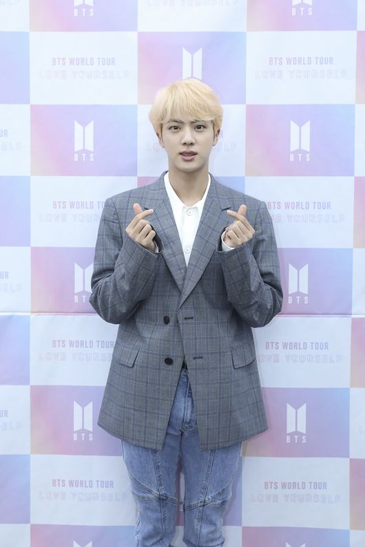 <p>An album that you enjoy as a fan and festival, it would be good to be a performance.</p><p>Group Dark & ​​amp; Wild is back. I met world fans at the end of the LOVE YOURSELF series that kept on for two and a half years and the World Tour. Dark & ​​amp; Wild who has grown with the attention of the world music market every time he comes back. Through the new album, there is Dark & ​​amp; Wild again showing growth and presence.</p><p>On this day Dark & ​​amp; Wild mentioned the World Tour and the record along with stories about the new album. Along with that, I also expressed my appreciation for fans all over the world.</p><p>On this day Dark & ​​amp; Wild mentioned the repackaged album LOVE YOURSELF concluded on the 24th Answer. Sugar is an album that departed from The new album is the last album of the LOVE YOURSELF series that was planned from March 2016. Loving oneself is true love . The last album is a concept album packed with all things .</p><p>Sugar continued The first CD encompasses music, stories, and conesets, it is really my album. Although I finished quitting this album at the end, I really made a lot of efforts and all the members have had a lot of trouble. I would like to have it. </p><p>RM is LOVE YOURSELF album that lasted for 2 and a half years.It is the album that decorates the last project.This is an album that will decorate the last, but in the sense that it plays with some burden and has fun playing with fans, festival It worked like an album.  Dark & ​​amp; Wild emphasized the meaning of festival about this album.</p><p>On the contrary, if RM is supposed to be a festival, it really included too much troubles and topics.I was trying hard to throw some feelings on my own.In fact festival The preparation period is really long, it is really short, there are things to be postpacked, the idea is that life is like that, eventually I think that the conclusion of Lets love yourself is a festival It was. In the end it seems that I wanted to see the word to enjoy a short moment together. It seems that we thought of the concept of festival in the sense that we should try and enjoy what we worry about ourselves. </p><p>This album occupied the top place in the top album chart of 65 regions in the world, such as the USA and Canada, Brazil, the UK, etc., as well as having gone up to the domestic sound source chart No. 1 immediately after release.</p><p>The title song IDOL is musically South African beat on national music song and Tuimsee overlap, and trap headquarters rap is supported by chic EDM rhythm sauce. This song rose to No. 1 in the top song chart of 66 regions including the United States, cash display, UK and so on.</p><p>RM for the title song  IDOL has two versions. While working for the first time, when Nikki · Minage s rap accompanied the song, we suggested that the song will last for a while, but we suggested it first, but we got acceptance and worked together. I am thankful that you accepted us and accepted what we featured actively, he said.</p><p>Jay Hop says The title song IDOL is a song with a message saying I love myself that other people were saying, it seems that global music is born, although it is very Korean. I would like to have you talk about the performance, although Africas gua plug ala dancing and Korean dance are mixed.Samulnori dance and taruchum are combined and a very easy dance came out. </p><p>Dark & ​​amp; Wild has achieved record through this new album, but this time it was not a new record renewal but had a meaning to enjoy with fans. Sho Inc. says, I think the album is literally festival, the record is also important, but in the case of this album, it seems that I thought that it was a festival and wanted to enjoy it instead of sticking to records. I tried IDOL and it came out songs. I am trying to focus on enjoyment. </p><p>The introduction of the World Tour this time was also done. Dark & ​​amp; Wild has decided to proceed with the first Olympic main stadium concert since its debut at this World Tour Seoul concert. The Seoul Concert held on both days from 25th will mobilize 90,000 spectators.</p><p>Jin, who finished the first performance on the 25th main stadium on the last 25th, said, I was honored to have a single concert at the main stadium for the first time yesterday, I was very honored. I was honored to be able to do the first thing.When I was doing it for the first time, it was 2000 seats in the Aksu Hall, but it was an honor to be able to be a lot of fans in a bigger and bigger venue. I feel honored to be thankful to co-star with him. </p><p>In addition, Jean said, In this performance, IDOL will be released for the first time. Since dance is really nice, I would like you to see it well. There is also a solo piece of each member. I keenly keen on preparing for long, so I would like to take a closer look. I made the stage by making the stage of the Ami logo, I explained to the watching point of the concert this time.</p><p>Starting with the Seoul concert, Dark & ​​amp; Wilds World Tour will be held in Seoul, USA Los Angeles, Auckland, Fort Worth, Cure Larger, Chicago, New York, Canada Hamilton, London England, Netherlands Amsterdam, Berlin, Germany Paris, Tokyo, Osaka , Nagoya, Fukuoka and so on in 33 cities in 16 cities. It is a performance of 790,000 seats.</p><p>The political station said, I decided to start the LOVE YOURSELF tour for the first time in 8 months, I am delighted to think that I will meet the fans of the whole world with a new tour.A pleasantly happy return on seeing our tour It would be nice if we could go home with the tour.I said that while doing the tour this time the members are not injured, the fans do not get hurt, the performances are well finished and I will make efforts to do that  .</p><p>Dark & ​​amp; Wild held a concert at the New York City Field, the first Korean singer in this World Tour, to record 40,000 seats sold out for overwhelming demand. Cityfield is home to the Major League New York Mets in the United States and is a venue where Paul McCartney and other overseas famous artists such as Jazz, Beyoncé, Lady Gaga and others got up.</p><p>On the contrary, Sugar is proud, on the other hand I do not realize that if I get conscious, I feel realized when I go to the US and rehearse at the stadium, until then until then, I will try hard I hope I really like lots of favorites when I do performances with the concept of festival, I want to prepare even more enthusiastically. </p><p>The politician also said, When I tried the best I could do something a year and a year, I expected to be able to do something, but I was honored to have such an opportunity as I thought it was faster than I thought. Performances at Otto Arena I decided to prepare, I am happy that I can be too happy, I am good at physical condition management so that the stage can always be the best, I will reconfigure the stage and be keen.</p><p>Not only Dark & ​​amp; Wild throughout this tour, the European concert alone will also proceed. Vi said, It is the first concert in Europe and I am concerned about the reaction of Ami, which is the first time for European performances, so Id like you to enjoy preparing well and have fun.</p><p>Dark & ​​amp; Wild continued to grow while continuing the LOVE YOURSELF series for 2 years and 6 months.</p><p>Sugar says While working on the Dark & ​​amp; Wild album, it feels like the concept of Pan Shiyeok Pidinim to feel while working while doing the work, There was such a thing, I suffered from such a thing Not, not fun to work and work. I feel like growing up as a human being while listening to such things. I think that it grows one step in both musical and human way. It is regrettable to finish the series, but he seems to have grown up. </p><p>In addition, Jimmin said, What I felt while doing LOVE YOURSELF for two and a half years is that we can not do like this in practice, as there are many hesitancies, well done, for what I am keen It seems that he was doing a lot of bad things by himself alone, I thought that I would persevere to me more than I felt that I grew up thinking what I thought. From now on members It seems he had thought that he should believe in eagerness and be diligent. </p><p>Vi concentrated on the growth of team work. He told me, While doing LOVE YOURSELF for two and a half years, when we tried a lot of performances, we felt that teamwork improved, I was impressed by this choreographer as much as I got this politicized feeling.It was my favorite part of the RM type and I will take care to let my safety get down.The total of the team work lang is really I felt proud of teamwork with stickiness with the members and they fits well.</p><p>There was also mention of re-contract of Dark & ​​Wild and big hit entertainment. Dark & ​​Wild is the sixth years debut this year. We are talking a lot with the members, talking with the company, I think I will not be able to hear good news soon, the team said in reference to the re-contract.</p><p>Dark & ​​amp; Wild promised to come back on tour to finish LOVE YOURSELF and come back in a step that grew one step. Jay Hop says, It seems that the goal is to make good memories with fans around the world on this tour, so we will make efforts to show good appearance by focusing on the tour. I will make efforts to be able to come out earlier and it will be years. </p><p>RM also plans to continue the story that we really want to do, we will continue, we are thinking that there is something ahead of us, that we are going to talk about what we want to do It seems to be important, he said, referring to the new series since LOVE YOURSELF and raised expectations.</p><p>Also, I visited Dark & ​​amp; Wild. It is expected that we will prepare the foundation for growth again at this LOVE YOURSELF World Tour and come back in a more rigid figure. [Photo] Provide big hit entertainment</p><p>Provide big hit entertainment</p>