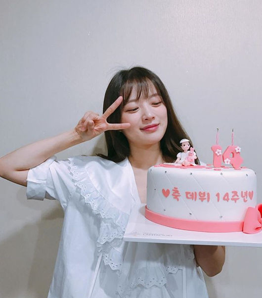 Actor Chun Woo-Hee has celebrated his 14th anniversary of his debut.Chun Woo-Hees agency, Namoo Actors, announced on the official Instagram on the 26th that it is a meaningful Sunday and it is the 14th anniversary of Chun Woo-Hees debut.In the photo, Chun Woo-Hee is taking a cute V-pz with a pretty cake with the phrase 14th anniversary of the axis debut in his hand.Chun Woo-Hee also posted the same photo on his Instagram and added, Always, thank you # Lupcheon # debuting # acting children.Chun Woo-Hee made his debut in the 2004 film Bride Class and then showed his outstanding performance in Mother, Sunny and Cart, and earned criticism and public praise for Han Gongju released in 2013.Since then, he has been active in movies such as Haehwahwa, One Day and The Wailing, and he has also performed well in TVN Argon, a drama return.Namo Actors