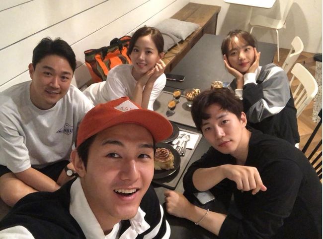 Just in love team regroupedKang Han-Na posted a picture on his 26th day with an article entitled Comfortable and Good People and Accounting Dangil Outing on his instagram.In the public photos, Lee Joon-ho, Lee Ki-woo, Won Jin-A, Kang Han-Na and Tae In-ho gather in a cafe and look at the camera and take a strong pose for each of them.They worked on the acting in the JTBC drama Just Loved which ended in January, and last month they also gathered together for DVD commentaries.Just Love is a drama about the story of the warm love that they draw, the great people who seem to have nothing to do with the hard wind and endure everyday life, and the first drama starring Lee Joon-ho and Won Jin-A.Kang Han-Na is currently appearing on the TVN drama Knowing Wife, while Won Jin-A and Tae In-ho are meeting viewers with JTBC Mon-Tue drama Life.Lee Joon-ho is taking a break after the end of SBS drama The Oily Melodyroot studio SNS