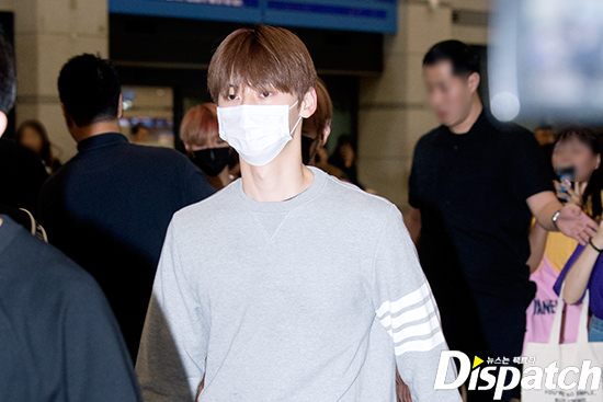 The group Wanna One digested the World Tour schedule in Taiwan and arrived through the Incheon International Airport on the afternoon of the 27th.Hwang Min-hyun made a fashion with black jeans on his Man to Man shirt on the day, covering his face with a mask, but his sculptural appearance was outstanding.The airport is angry.Numsa Wall Visual.