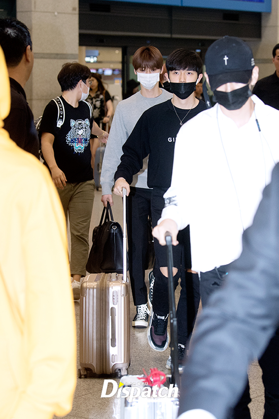 The group Wanna One digested the World Tour schedule in Taiwan and arrived through the Incheon International Airport on the afternoon of the 27th.Hwang Min-hyun made a fashion with black jeans on his Man to Man shirt on the day, covering his face with a mask, but his sculptural appearance was outstanding.The airport is angry.Numsa Wall Visual.