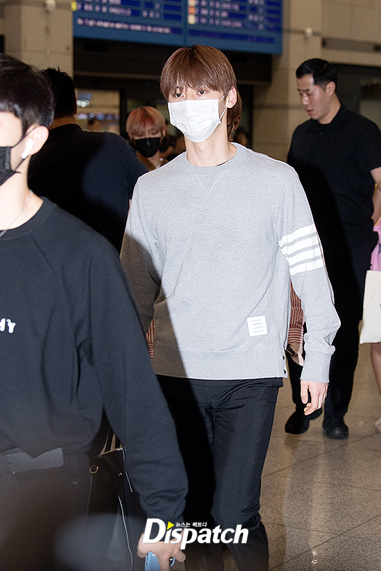 The group Wanna One digested the World Tour schedule in Taiwan and arrived through the Incheon International Airport on the afternoon of the 27th.Hwang Min-hyun made a fashion with black jeans on his Man to Man shirt on the day, covering his face with a mask, but his sculptural appearance was outstanding.The airport is angry.Numsa Wall Visual.