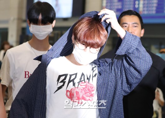 Bae Jin Young and Ha Sung-woon, who returned home first to attend the 2018 bowling tournament, are leaving the arrival hall with fans cheering.