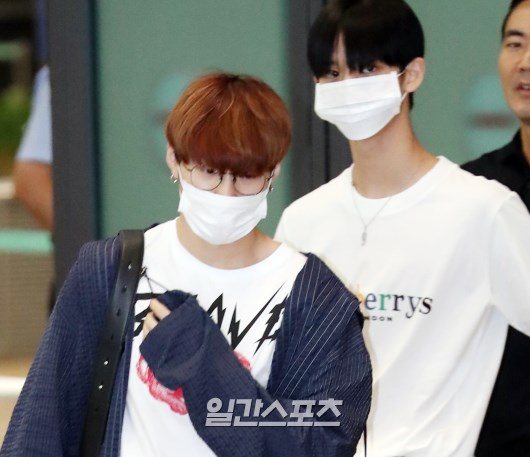 Bae Jin Young and Ha Sung-woon, who returned home first to attend the Idol Star Athletics Bowling Archery Rhyt Rhyt Bowling Tournament, are leaving the arrival hall with fans cheers.