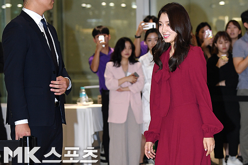 Actor Park Shin-hye, Park Seo-joon attended a scalp science conference at the headquarters of the Seoul Yongsan District Morepacific Corporation on the afternoon of the 27th.Beu Park Shin-hye enters the photo wall.