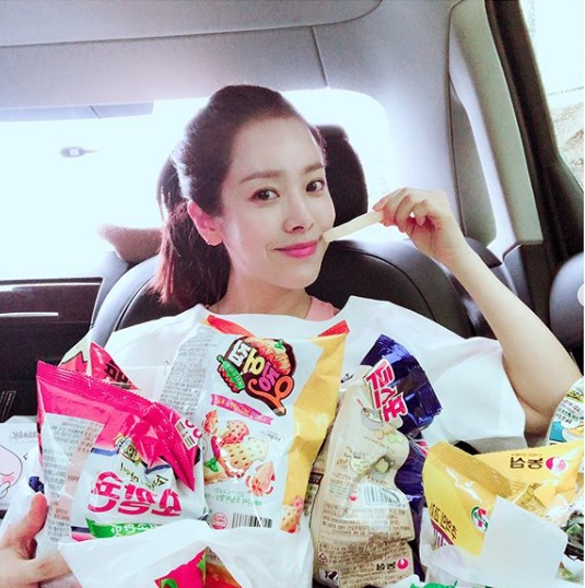 Han Ji-min is surrounded by Confectionery.Actor Han Ji-min posted a photo of himself in his car on August 26 in his Instagram.Han Ji-min said, The Treasure Seekers! A surprise from the car. Good. Next time, its a big size.Confectionery is a sense of evil.Han Ji-min in the public photo is smiling happily surrounded by all kinds of Confectionery presented by Ji Sung.emigration site